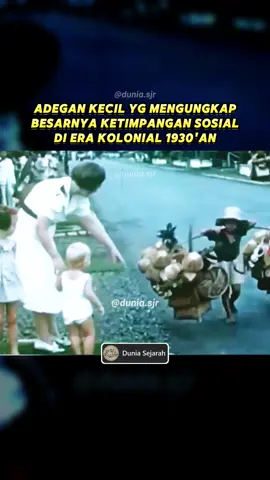 Potret kecil tapi kuat tentang betapa tajamnya strata sosial di zaman kolonial. Di satu sisi, seorang noni Belanda dan anaknya hidup dalam kenyamanan dan status tinggi. Di sisi lain, seorang penjual kecil pribumi harus berjalan kaki di bawah terik matahari, menggantungkan hidup pada dagangan bambu yang ia pikul. Momen sederhana ini memperlihatkan realita besar. Bahwa relasi antara penjajah dan rakyat jajahan tak pernah setara bahkan dalam interaksi yang tampak “ramah,” hierarki tetap terlihat jelas. #KolonialHindiaBelanda #SejarahIndonesia #StrataSosial #EraKolonial #VideoJadul #Dokumenter
