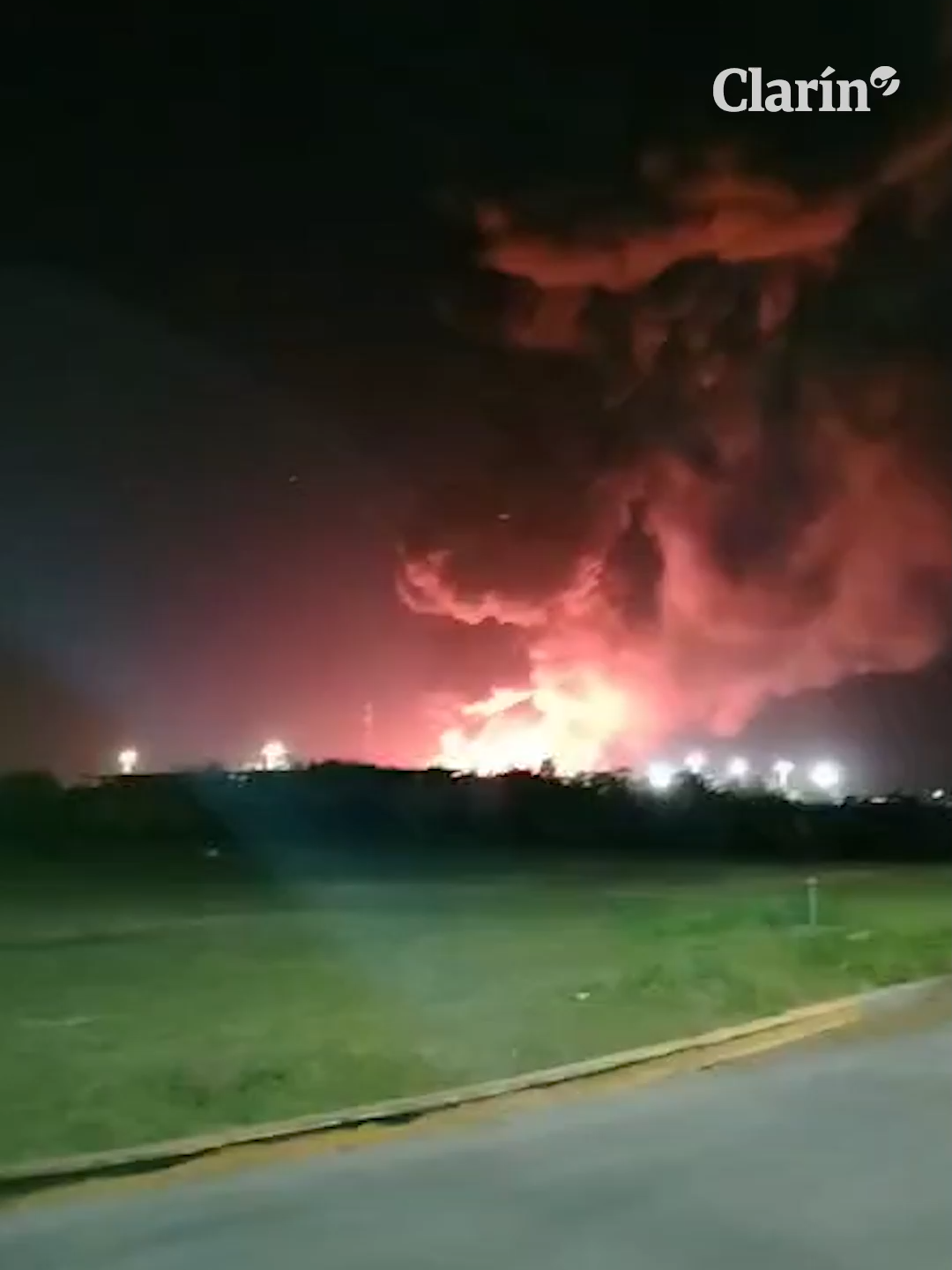 INCENDIO EN SPEGAZZINI: EXPLOSIÓN EN ZONA INDUSTRIAL Y VARIAS DOTACIONES COMBATEN LAS LLAMAS Una explosión en un depósito lindero a una fábrica generó un incendio masivo cerca del km 46,5 de la Ezeiza-Cañuelas, con onda expansiva que rompió vidrios a 4 km y una columna de humo de más de 20 metros. Vecinos reportaron nuevas detonaciones y la Policía cortó la autopista. El dueño de Sinteplast confirmó que explotó el depósito contiguo y que volaron portones, ventanas y cielorrasos. (+) en Clarín