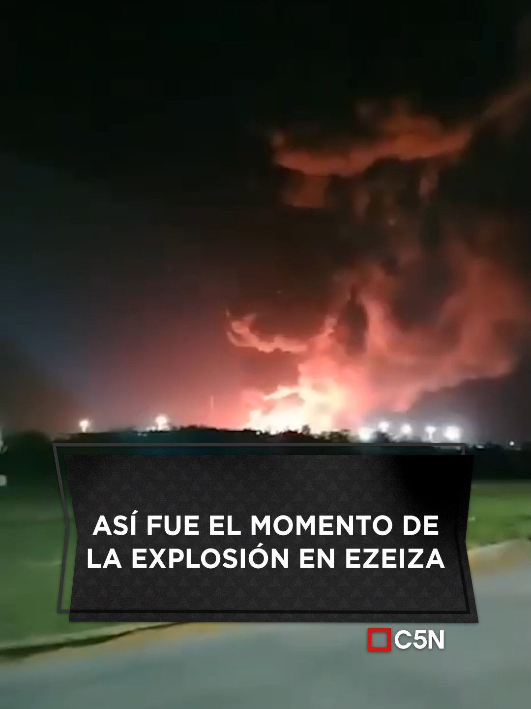 🔴Así fue el momento de la explosión de la fábrica en Ezeiza  Una impresionante explosión sucedió este viernes en la localidad de Ezeiza, en la zona donde hay varias empresas de logística, con una onda expansiva que llegó a varias localidades cercanas en el suroeste de la Provincia de Buenos Aires.‼️Trabajan más de 15 dotaciones de bomberos en la zona. #C5N #2025 #explosión #llamas #ezeiza #viral #impacto