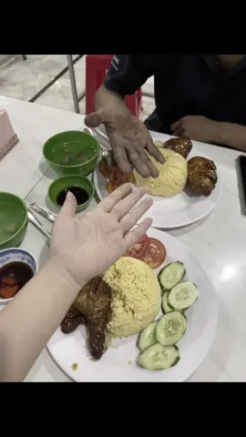 “ Châu Bùi từng viết : Có nhiều tháng ngày chấp tay xin ông trời, con xin được hạnh phúc, mọi đều khó khăn em tin em đối mặt được”. Mình cx vậy , mình cx xin ông trời cho con được hạnh phúc, xin người con gặp hiện tại là người yêu lấy tất cả những phần ko hoàn hảo của con. Xin hãy là ng luôn ở lại và vỗ về mỗi khi con mệt trước những guồng quay của cuộc đời…#xh 