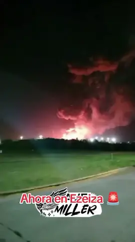 🔥 Impactante incendio en Spegazzini Un fuerte incendio sacudió esta noche la zona industrial de Carlos Spegazzini, a metros de la autopista Ezeiza–Cañuelas. Tras una explosión inicial que se escuchó en varias localidades del conurbano, las llamas se expandieron sin control. 🚒 Varias dotaciones de bomberos, junto a policía y ambulancias, trabajan en el lugar. La onda expansiva provocó roturas de vidrios hasta 4 km a la redonda. Vecinos aseguran que, después de la primera explosión, siguieron escuchándose detonaciones más leves. 🚫 La autopista permanece cortada de manera preventiva. Los obreros de la fábrica afectada lograron evacuar a tiempo. 📍 Incendio en Ezeiza #Spegazzini #Ezeiza #Incendio #Bomberos #Urgente 