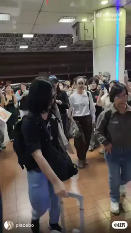 P'Ling chắc vẫn chưa tỉnh ngủ. Mặc thêm cái áo len mà tìm hoài vẫn không tìm được tay áo còn lại để xỏ vào. P'Book loay hoay giúp P'Ling mãi không xong 😂😂😂 Chắc tại thiếu 🌶️ nên 🍮 vậy ó 🤭 🤭  #Linglingkwong #หลิงหลิงคอง #lingorm #ormkornnaphat #xuhuongtiktok 