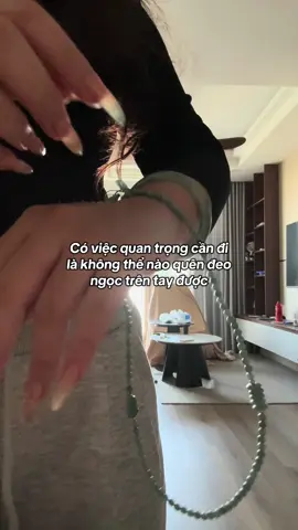 Sau khi đeo ngọc thì mỗi khi đi đâu quan trọng tui đều phải đeo hết cả #fyp #ngocphithuy #jadebangle #jade 