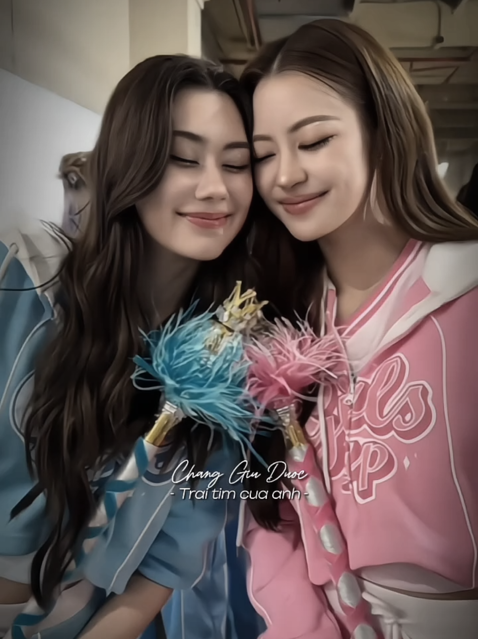 Thật sự người ta nhìn chút là biết nguồn gốc drama nằm ở đâu, chỉ có cty là làm như ko thấy gì. 2 cổ thì chỉ làm đúng công việc của mình, cameo cũng đâu phải do họ tự chọn. Vậy mà có mấy tình huống chồng chéo, người bị chửi lại là 2 cổ. Trong khi ng dựng kịch bản, người duyệt truyền thông vẫn im thin thít như chưa từng tồn tại. Làm quản lý thì ko ai bắt ai phải hoàn hảo nhưng ít nhất cũng phải có chiến lược rõ ràng chứ ko phải đẩy diễn viên ra trước rồi để họ hứng hết sự bực dọc chửi bới của fandom.  2 cổ cũng làm công ăn lương của con tư bản, nó kêu sao thì làm vậy. Thật kỳ lạ khi diễn viên luôn là nơi để công chúng trút giận, còn công ty thì hưởng lợi từ tiếng vang, từ drama mà chẳng hề lên tiếng giải thích hay bảo vệ:)).  #lenamiu #lalinalena #miunatsha 