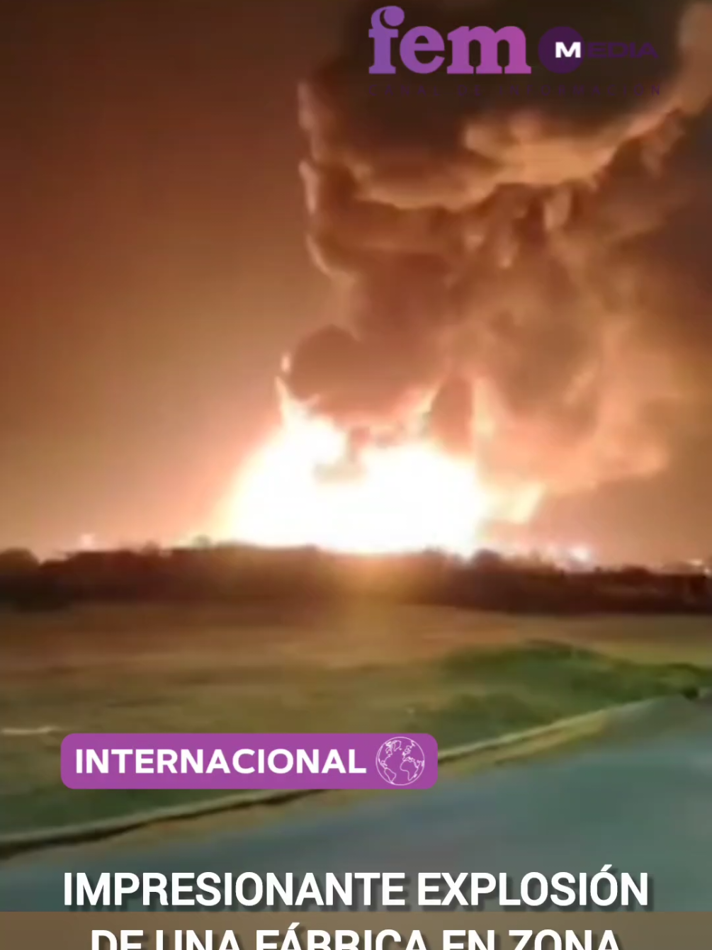 #INTERNACIONAL #Argentina 🟣𝐀𝐫𝐠𝐞𝐧𝐭𝐢𝐧𝐚: 𝐄𝐱𝐩𝐥𝐨𝐬𝐢𝐨́𝐧 𝐞𝐧 𝐝𝐞𝐩𝐨́𝐬𝐢𝐭𝐨 𝐞𝐧 𝐳𝐨𝐧𝐚 𝐢𝐧𝐝𝐮𝐬𝐭𝐫𝐢𝐚𝐥 𝐲 𝐜𝐨𝐫𝐭𝐞 𝐞𝐧 𝐥𝐚 𝐄𝐳𝐞𝐢𝐳𝐚 𝐂𝐚𝐧̃𝐮𝐞𝐥𝐚𝐬 ​ Múltiples dotaciones de bomberos combaten un incendio masivo desatado tras una explosión en un depósito anexo a una fábrica, en el área industrial cerca del km 46,5 de la autovía Ezeiza-Cañuelas. De acuerdo con la información de El Clarin, ​el estallido fue de tal magnitud que su onda expansiva alcanzó a romper vidrios a 4 kilómetros y la columna de humo supera los 20 metros de altura. ​Vecinos informaron sobre nuevas detonaciones, llevando a la Policía a cortar de forma preventiva la autopista. El propietario de la empresa Sinteplast confirmó que la voladura del depósito contiguo causó destrozos en portones, ventanas y cielorrasos de su planta. #femmedia #explosión #Bomberos 