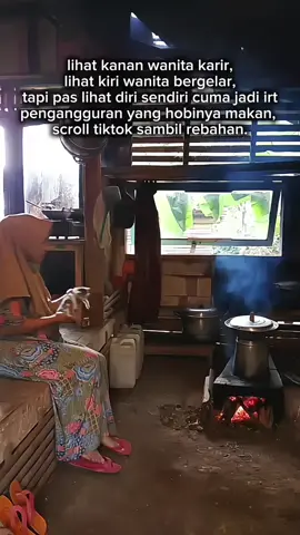 lihat kanan wanita karir, lihat kiri wanita bergelar, lihat diri sendiri cuma jadi irt pengangguran.