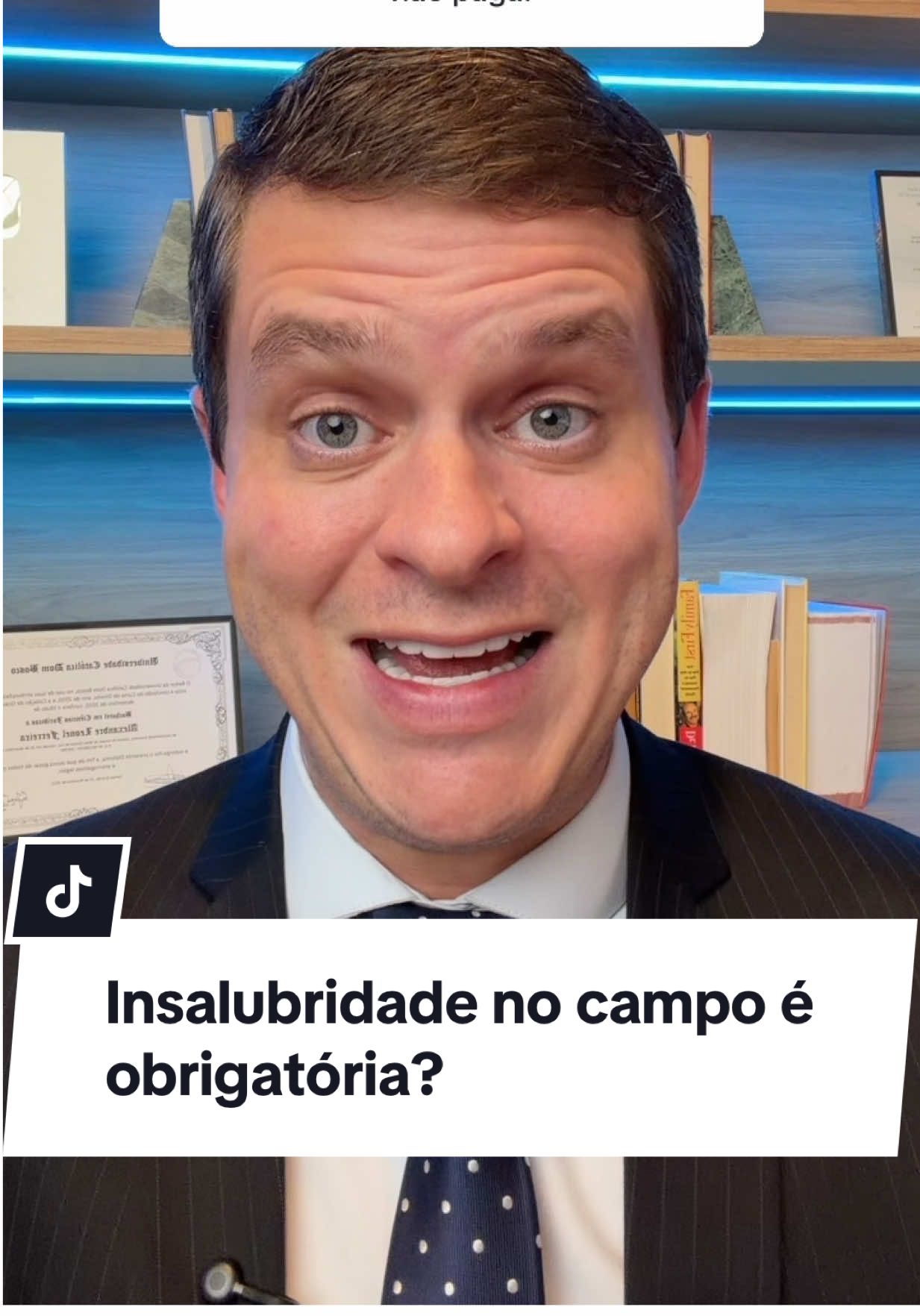 Você trabalha com máquinas agrícolas, lida com adubos e produtos químicos, mas não recebe insalubridade nem os EPIs corretos? Esse tipo de atividade costuma expor o trabalhador a agentes químicos e poeiras que podem causar danos à saúde, e justamente por isso a insalubridade é um direito quando a exposição é habitual e acima dos limites permitidos.  Além disso, a empresa tem obrigação de fornecer equipamentos de proteção adequados, como máscara apropriada, e fiscalizar o uso. Se não há pagamento do adicional nem entrega dos EPIs, isso configura irregularidade e pode ser discutido na Justiça, garantindo o adicional de insalubridade retroativo e até outras responsabilidades da empresa. Você já conferiu se a empresa está seguindo as normas de segurança e saúde no trabalho? #advogado #trabalhador #trabalho