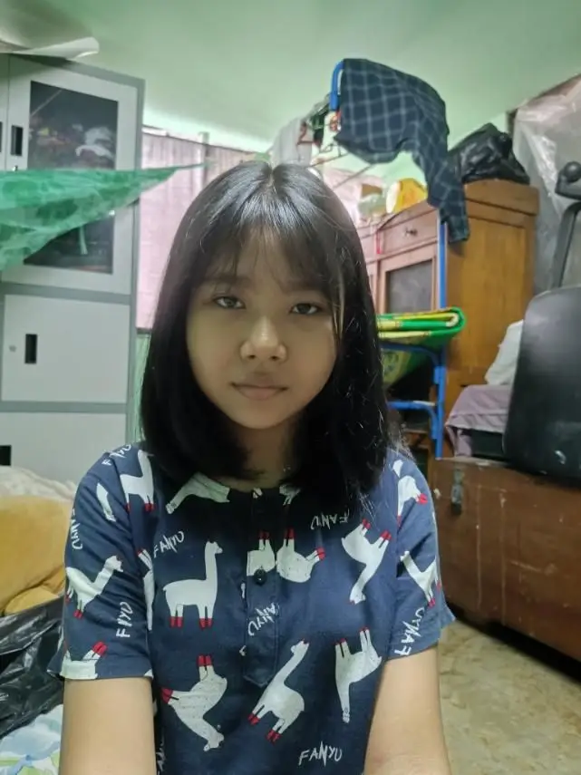 (အပိုင်း၁) ကျွန်မသမီးလေးက အစားအသောက်သိပ်မက်တဲ့ကလေးပါ။အစားအသောက်ဆိုလဲသူကိုယ်တိုင်လုပ်စားတယ်။သမီးအကြိုက်ဆုံးအစားအစာကတော့ ပင်လယ်စာ၊ဆူရှီ၊ခေါက်ဆွဲခြောက်ပြုတ်၊ထုံချိုင်း၊အကင်၊လက်ဖက်သုပ်၊မာလာရှမ်းကော၊မာလာမောက်ချိုက်၊ကိုကာကိုလာအမြဲတမ်းစားနေတဲ့အစားသောက်တွေတော့မဟုတ်ပေမယ့်ရံဖန်ရံခါစားတတ်တဲ့အစားအသောက်တွေပေါ့။သူစားခဲ့တဲ့အစားသောက်တွေကိုအမျိုးစားခွဲပြောပြရရင် ပင်လယ်စာဆိုတာကတော့ လပေါင်းများစွာနေတဲ့အခါမှတစ်ကြိမ်တစ်ခါကျွေးဖြစ်တာ။ဆူရှီကတော့ ရံဖန်ရံခါစားတတ်ပါတယ်။ခေါက်ဆွဲခြောက်ပြုတ် တပတ်၃ကြိမ်စား မိဘကပြောနေတဲ့ကြားကနေ အပူအစပ်ပါတဲ့ခေါက်ဆွဲကိုလစ်ရင်လစ်သလိုစားပါတယ်။ထုံချိုင်းနဲ့အကင်ကတော့တစ်လနေမှတစ်ခါတောင်မကြုံပါ။လက်ဖက်သုပ်နေ့တိုင်းနီးပါးစား။မာလာရှမ်းကော၊မာလာမောက်ချိုက်တစ်လနှစ်ကြိမ်။ကိုကာကိုလာနေ့တိုင်းသောက် ခေါက်ဆွဲပြုတ်စားတိုင်းသောက်။ကျောင်းသွားတဲ့ရက်တွေမှာ ရခိုင်သင်းဘောသီးထောင်း၊ငဖယ်အစာသွပ်စားပါတယ် ဒါတွေကတော့ကျွန်မသမီးရောဂါဖြစ်ပြီးနောက်ပိုင်းမှသိရတာတွေပါ။ကင်ဆာရောဂါအဆင့်၄ရောက်ဖို့ဆိုတာ၅နှစ်လောက်အချိန်ယူရပါတယ် ဒါပေမယ့်ဖြစ်ပွားတဲ့ကင်ဆာအမျိုးစားပေါ်မူတည်ပြီးနှစ်ကွာခြားချက်ရှိမယ်ထင်ပါတယ်။ကျွန်မသမီးလေးကတော့ ပျံနှံမှုနှုန်းမြန်တဲ့အူမကြီးကင်ဆာမျိုးပါ။အားလုံးစိတ်ဝင်စားမယ်ဆိုထပ်ပြီးမျှဝေပါ့မယ်။