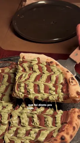 Achamos uma pizzaria escondida no coração do Carmo que virou favorita na hora. A @forneriadosanto tem massa napolitana de verdade e sabores que surpreendem demais. ✨ O que pedimos • Pizza grande salgada metade Mela e Pollo e metade Vulcano • Pizza doce pequena creme de avelã com pistache 🧾 Pizzas salgadas a partir de R$60 📍 Ladeira do Carmo, 21 – Pelourinho, Salvador Marca quem vai viver isso com você e segue o Cantos pra Dois pra mais descobertas pela cidade. 🍕✨ #salvador #bahia #fyp#foryoupage #pizza 