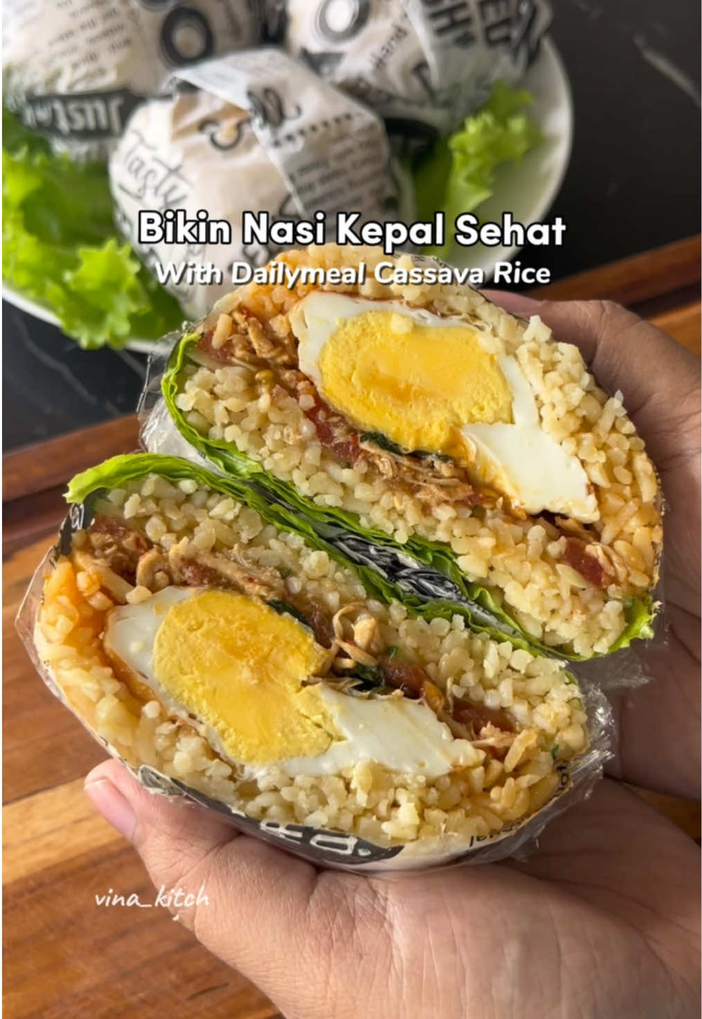 Kesukaan siapa ini? Bikin nasi kepal versi isian melimpah dan pasti lebih sehat. 😊 Cocok buat sarapan, bekal sekolah atau ngantor. Bikinnya gampang banget aku pakai beras singkong @Dailymeal Indonesia Tidak perlu dicuci langsung bisa dimasak. Praktis. Tinggi serat dan low GI buat kontrol gula darah. Yuk cobain bikin juga. 😊 . NASI KEPAL  Bahan Beras singkong @dailymeal.id  Dimasak seperti masak nasi biasa. . ayam teriyaki 250 gram dada ayam rebus 2 baput cincang halus 1/3 bawang bombai cincang  3 sdm saus teriyaki 1 sdm kecap manis  Garam  . Ayam kemangi 250 gram dada ayam rebus 3 baput 4 bamer  5 cabe rawit  4 cabe merah 1/2 adt gula Daun salam Lengkuas Daun kemangi . Pelengkap  Telur ceplok  Tomat Timun Selada . #dailymeal #menusehat #nasikepal #idebekal #bekalsimple 