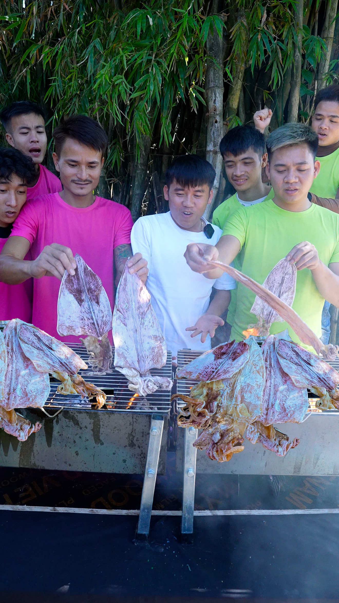 Trò Chơi Thi Nướng Mực Ăn Nhanh Nhất Cười Toác Mồm #hungvlog 