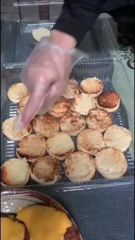 Replying to @norshuhadabunga Ok Shu, akak share kat vtt ni ye. Cuma kalau pakai nugget, miniburger lebih tinggi. Tak boleh doublekan. Buat satu layer sahaja. Boleh juga ganti dengan isi ayam. Buat mini sandwich guna tuna, sardin ke telur pun boleh. 