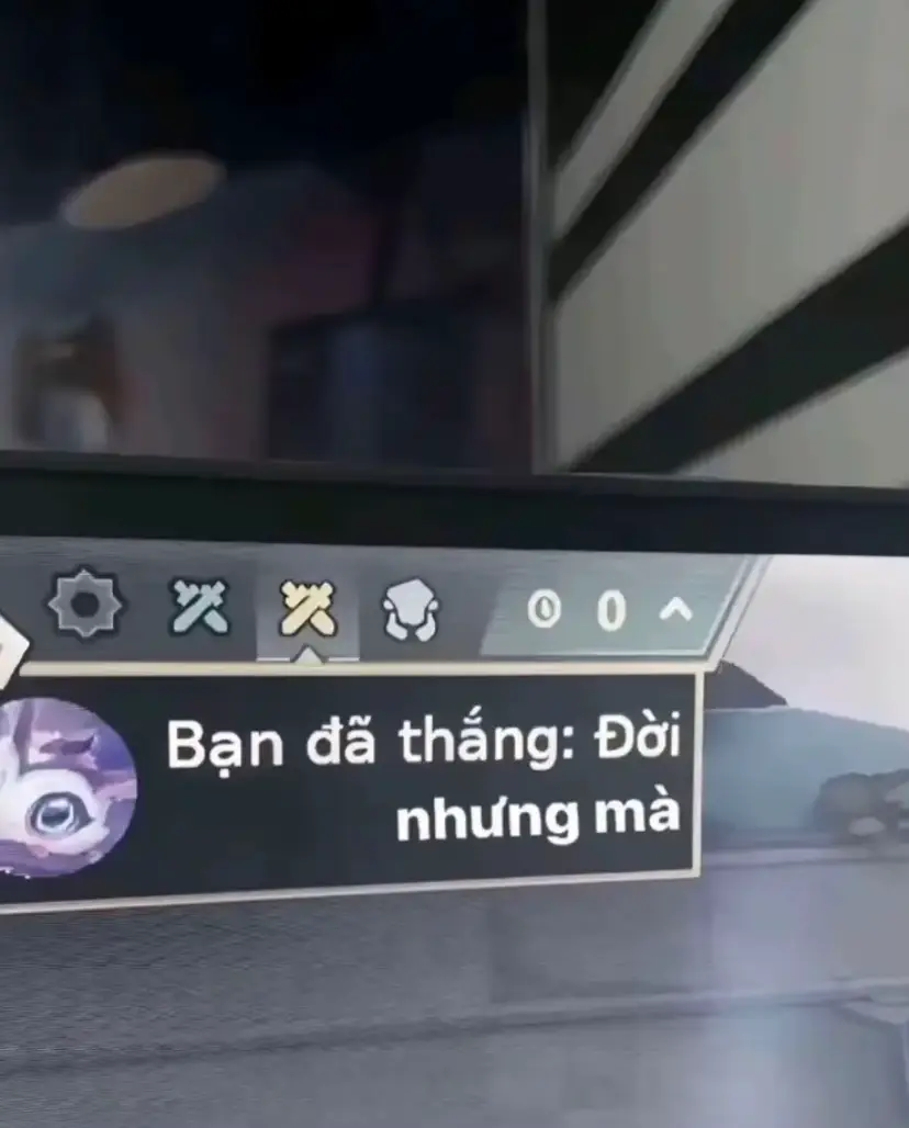 Chúng ta đã từng là tất cả của nhau, từng là tin nhắn đầu tiên vào buổi sáng, là cuộc gọi cuối cùng trước khi chìm vào giấc ngủ. Những ngày tháng đó, anh là thói quen của em, và em là cả thế giới nhỏ bé của anh. Chúng ta đã từng hứa hẹn, từng vẽ ra viễn cảnh tương lai có nhau, từng nghĩ chẳng có gì có thể chia cắt được tình yêu này. Thế nhưng, tình yêu, dù đẹp đến mấy, cũng không chống lại được hiện thực. Có lẽ chúng ta đã gặp nhau vào một thời điểm chưa đúng. Hoặc cũng có thế, chúng ta yêu chưa đủ trưởng thành để gìn giữ nhau giữa những lần giận hờn, những hiểu lầm không tên, và khoảng cách vô hình cứ ngày một lớn dần. Chúng ta dần thay đổi, dần xa lạ ngay trong chính mối quan hệ từng rất thân quen. Những cuộc trò chuyện thưa dần, những lần im lặng nhiều hơn là quan tâm. Rồi một ngày, không ai nói lời chia tay, nhưng cả hai đều hiếu, đã đến lúc phải dừng lại. Có những cuộc tình kết thúc không phải vì hết yêu, mà vì không còn đủ sức để ở lại. Không oán trách, không hối hận, chỉ còn những hoài niệm nhắc rằng đã từng có một người khiến tim mình rung động đến thế. Và rồi, sau tất cả những yêu thương từng cháy bỏng, sau bao lần vun vén và cả những lần lặng lẽ rơi nước mắt vì nhau. Cuối cùng, mình trả nhau về vị trí ban đầu vốn có em là em, anh là anh, hai kẻ xa lạ từng đi qua cuộc đời nhau với tư cách là một mối tình dang dở.