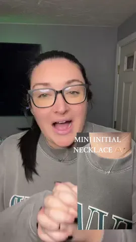 I lovee her 🥹 perfectly minimal & inexpensive while being soooo cute! 🫶🏻 #christmasgiftideas #giftforher #initialnecklace #christmasgiftideas #giftguide 