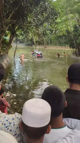 বেঁচে থাকতে নিজেদের চলাফেরার জন্য তারা পাকা রাস্তা বানিয়েছে, কিন্তু এক মৃত দেহকে নেওয়ার মতো কবরস্থানের পথটুকুও তৈরি করেনি। ... শেষমেশ বুক-সমান পানির পুকুর পেরিয়ে নিয়ে যাওয়া হয়েছে তাকে! কি অদ্ভুত – জীবিতদের জন্য সব আয়োজন, আর মৃতের জন্য একটুকু রাস্তারও ব্যবস্থা নেই!”