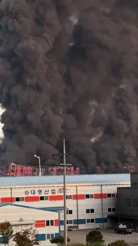 2025.11.15 ကိုရီးယားနိူင်ငံ ချွန်းနန်းမြို့ အထည်စက်ရုံမီးလောင်မှု#ရန်သူမျိုး၅ပါးကင်းဝေးပါစေ🙏🙏🙏 #မီးသတိပြုကြပါနော်😰😥😢 #foryou 