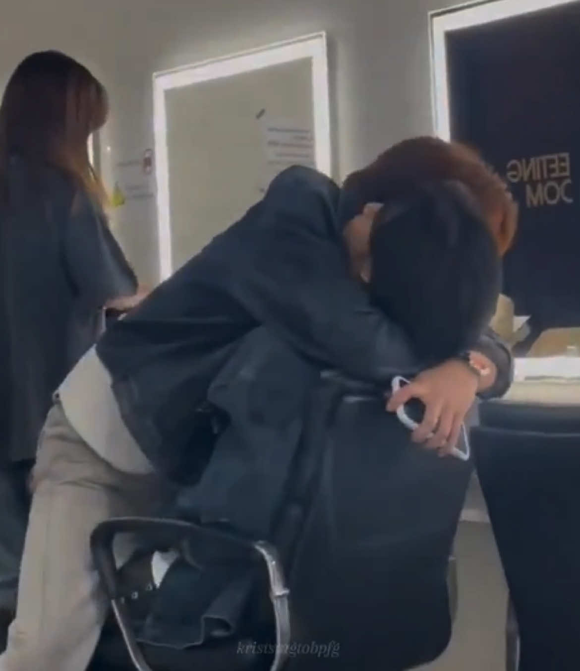 I just saw this video and Skynani 360 hug came to my mind😭 (Disclaimer: This is not skynani it’s Singtokrist) context:  p'F (live house producer): “there was one time i didn't get it on camera, it was so incredibly...  as soon as they yelled 