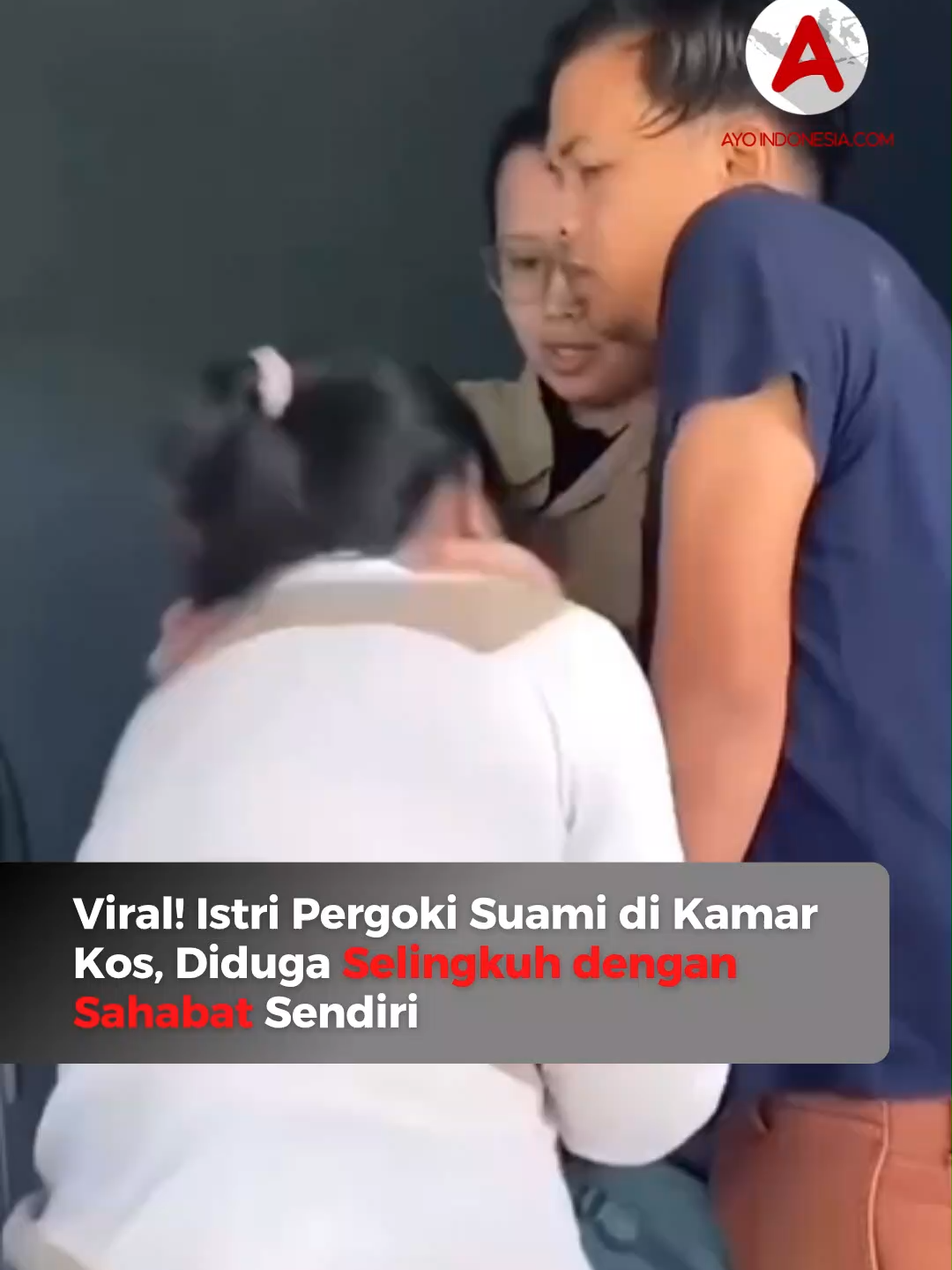 Media sosial kembali geger. Sebuah rekaman penggerebekan di sebuah kos di Duri, Bengkalis, Riau, memperlihatkan seorang istri memergoki suaminya bersama wanita yang kabarnya merupakan sahabatnya sendiri. Dalam video, sang istri terlihat menerobos masuk dan langsung terjadi keributan. Ia mencoba menarik wanita itu keluar, sementara sang suami sibuk membela dan berdalih bahwa mereka “baru datang” dan “tidak melakukan apa-apa.” Emosi memuncak ketika sang istri menumpahkan kekecewaannya, menyebut anak mereka kini kehilangan sosok ayah. Aksi dorong, adu mulut, hingga rebut-rebutan ponsel pun tak terhindarkan. Follow terus @ayoindonesiacom #selingkuh #viral #suamiistri #riau