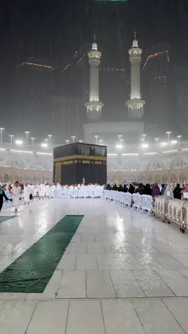 ‏أمطار ⁧‫#الحرم_المكي‬⁩ 🌧️🕋 ‏. ‏🎥..رائد العفيفي