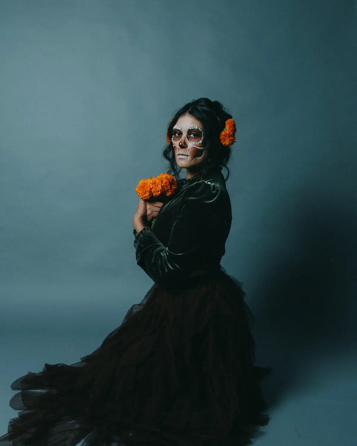 Honramos a los que nos protegen desde el cielo. La profundidad del dolor es la profundidad del amor que tenemos por ellos. La tradición de construir les un altar es algo muy apreciado porque la idea de que las almas de nuestros seres queridos regresen casi nos alivian el dolor por al menos un día. Siempre los tendremos en nuestros rezos, memorias, y corazones. Hasta que nos encontremos de nuevo 🤍🕊️ #diadelosmuertos #dayofthedead #mexicantraditions #dayofthedeadaltar #tradicionesmexicanas #creatorsearchinsights 