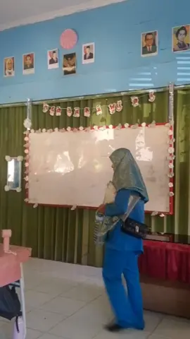 Cosplay guru matematika yang spidol nya auto banyak dan setiap masuk ada aja yang disuruh maju kedepan.  #komedi #jangkauanluas #cosplayer#seruseruan #fyp 