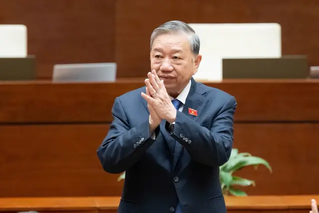 Sáng 15-11, tại Phòng họp Diên Hồng, Nhà Quốc hội, Hội đồng Bầu cử quốc gia tổ chức Hội nghị toàn quốc quán triệt Chỉ thị của Bộ Chính trị triển khai công tác bầu cử đại biểu Quốc hội khóa XVI và đại biểu Hội đồng nhân dân các cấp nhiệm kỳ 2026-2031 theo hình thức trực tiếp kết hợp trực tuyến đến các điểm cầu cấp tỉnh, cấp xã của 34 tỉnh, thành phố trong cả nước. Tổng Bí thư Tô Lâm tham dự và phát biểu chỉ đạo tại hội nghị. Chủ tịch Quốc hội Trần Thanh Mẫn, Chủ tịch Hội đồng Bầu cử quốc gia chủ trì hội nghị. #quochoi #tiktoknews 