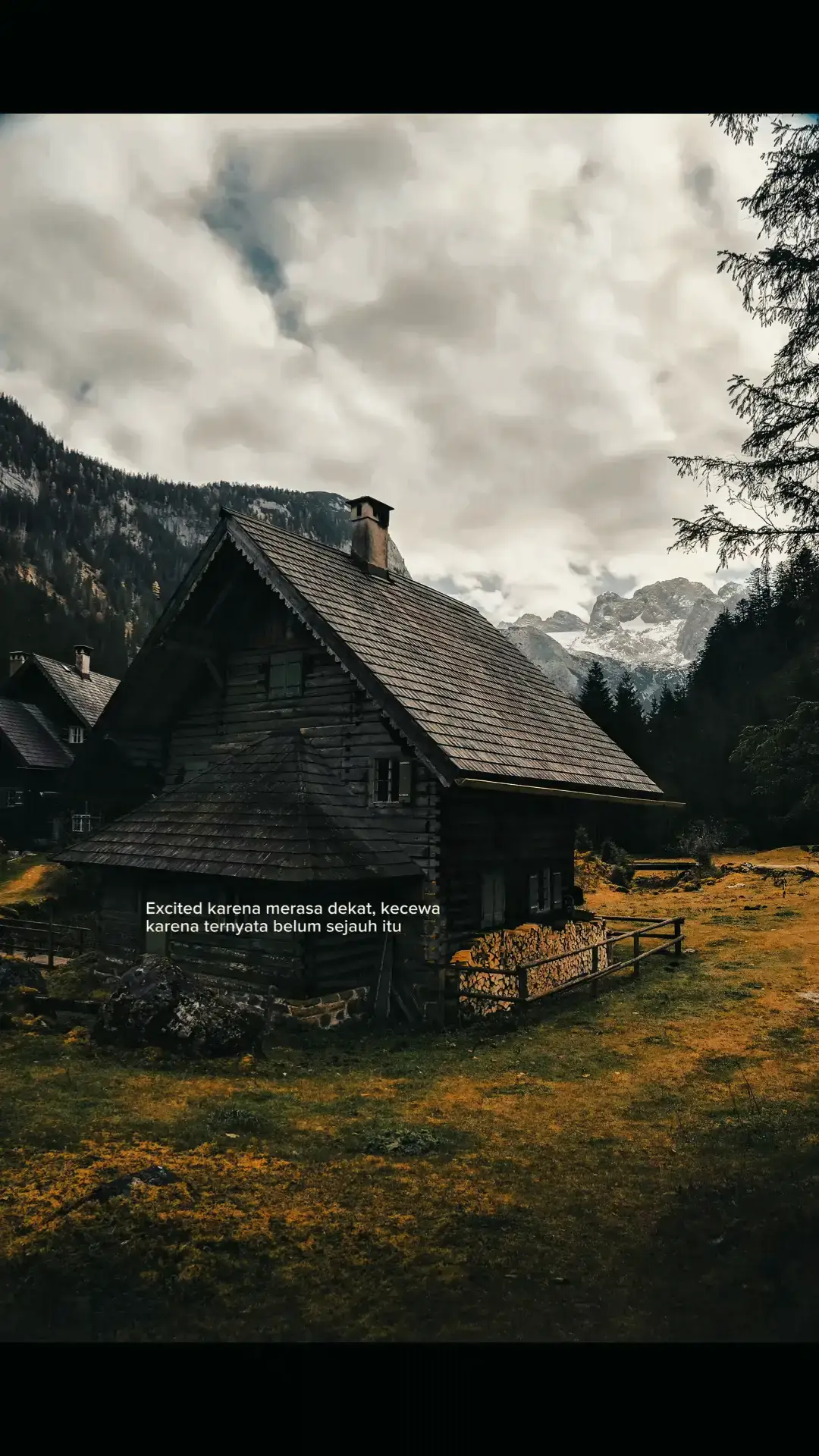 ... Berikut langkah-langkah membuat kue lapis sederhana (lapis tepung beras) yang mudah diikuti: 📝Bahan Utama 300 g tepung beras 100 g tepung tapioka 200 g gula pasir 800 ml santan 1/2 sdt garam Pewarna makanan (merah/hijau, atau sesuai selera) 2 lembar daun pandan (opsional, untuk aroma) Cara Membuat 1. Siapkan Santan Rebus santan bersama daun pandan dan garam. Aduk terus sampai panas (jangan sampai mendidih). Setelah hangat, angkat dan sisihkan. 2. Campurkan Bahan Kering Campur tepung beras, tepung tapioka, dan gula. Aduk rata. 3. Tuang Santan Masukkan santan sedikit demi sedikit ke campuran tepung. Aduk hingga adonan halus, tidak bergerindil. Saring adonan untuk hasil lebih lembut. 4. Bagi Adonan Bagi adonan menjadi 2 atau 3 bagian sesuai jumlah warna yang diinginkan. Tambahkan pewarna secukupnya pada masing-masing adonan. 5. Panaskan Kukusan Panaskan kukusan hingga beruap banyak. Lapisi tutup kukusan dengan kain agar tetesan air tidak jatuh ke adonan. 6. Mulai Membuat Lapisannya Tuang lapisan pertama (sekitar 1/2 cangkir) ke dalam cetakan. Kukus 5–7 menit sampai set. Tuang lapisan berikutnya perlahan di atas lapisan pertama. Kukus lagi 5–7 menit. Ulangi hingga semua adonan habis. 7. Lapisan Terakhir Kukus seluruh kue selama 20 menit agar matang sempurna. 8. Dinginkan dan Potong Biarkan kue benar-benar dingin. Keluarkan dari cetakan. Potong dengan pisau yang dioles sedikit minyak agar tidak lengket. Semoga Bermanfaat😊#foryoupage #4u #galaubrutal 