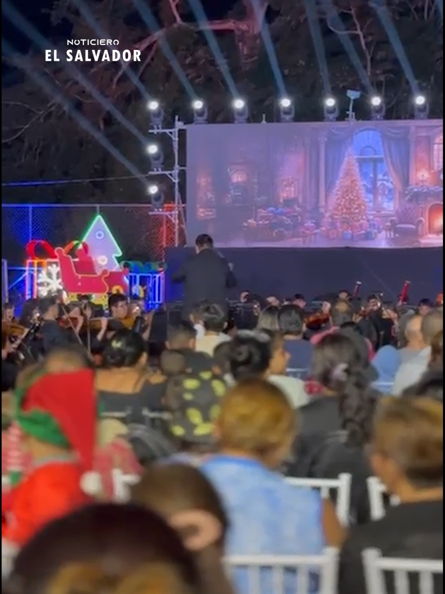 La cancha principal de la comunidad La Campanera, en Soyapango, es el escenario de El Cascanueces. La función forma parte del Congreso Distrito Creativo, una iniciativa de la Primera Dama de la República, Gabriela de Bukele.