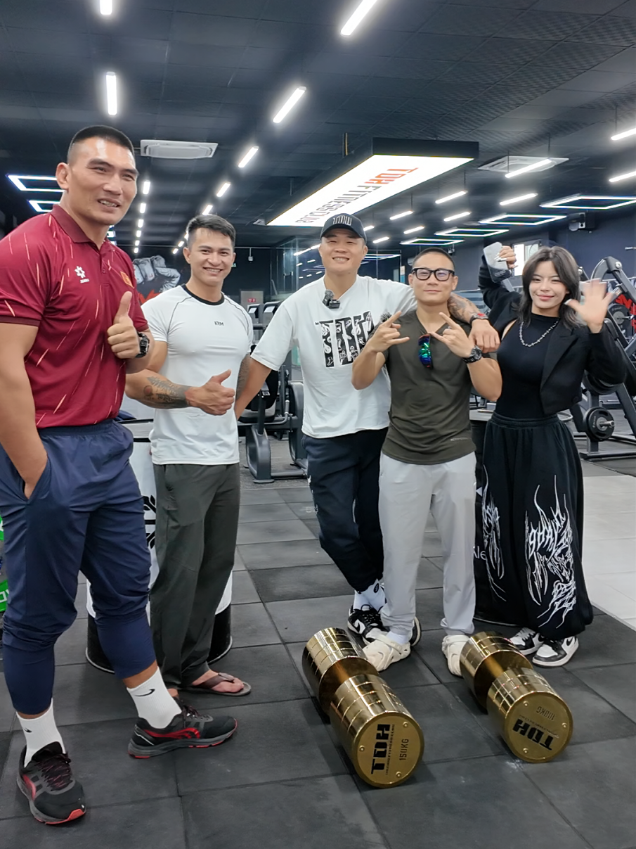 Anh em mình đã có mặt tại Ðắk Lắk nhé cả nhà 😍 Hẹn anh em 9h30 ngày mai (16/11) tại phòng tập của anh Trương Ðình Hoàng @Trương Đình Hoàng @Hiếu khổng lồ @Mai Thế Dân @Thức venum 