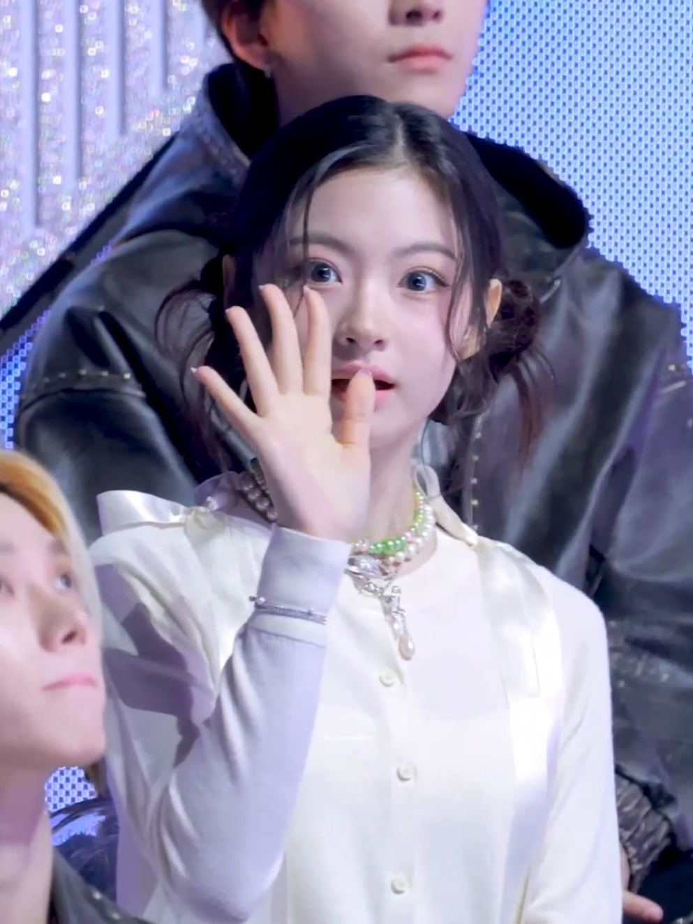 KiiiKiii at 2025 Korea Grand Music Awards (KGMA). Si Adek cerah banget semalam 💖 #KYA #KiiiKiii #TiiiKiii 