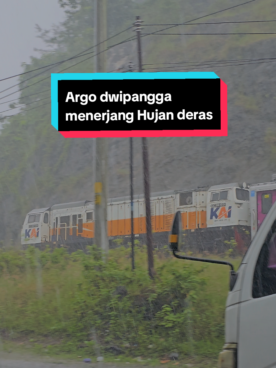 Purwokerto hujan terus guyss💦 . . . @kai121_ @Videokeretaapi  #daop5purwokerto #keretaapiindonesia #hujan #keretacepat #klebus 