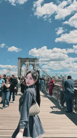 “Giữa phố đông vẫn giữ riêng mình một trời bình yên.”