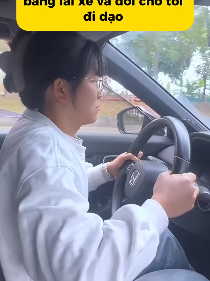 🚗 VỢ VỪA CÓ BẰNG ĐÃ ĐÒI CHỞ TÔI… HƠI RUN NHƯNG VẪN PHẢI TIN TƯỞNG! 😅 Hôm qua vợ tôi vừa mới nhận bằng xong, quay sang bảo: “Anh lên xe em chở cho quen tay!” Tôi chỉ kịp nuốt nước bọt cái ực rồi lên xe ngồi… Cảm giác đúng kiểu: đã đến lúc giao mạng sống cho… tình yêu! 🤣 #hoclaixe #trungtamlaixe #laixedep #hocthilaixe #ontaplaixe #trungtamtruongduong #dhpccc #kinhnghiemlaixe #hocbanglaixe #laiotothucte #ontaplai #thaybanglaixe #tranbang #canvantruong #hoclaixeoto #laixeanhto #video #fyp #xuhuong #viralvideo #hoclaiB2 #hoclaixeC1