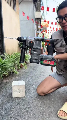 Máy khoan bê tông pin AKUZA trang bị 2 tính năng an toàn : giảm chấn và chống lật cổ tay #khoanbetongpin #khoanbetonggiare #khoanbetongakuza #khoanbetong3chucnang #khoanbua 