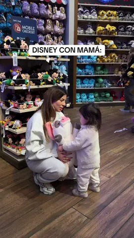 Igual soy la tía también 😂 #parenting #girlmom #toddlermom #tiktokmoms #disneyworld 