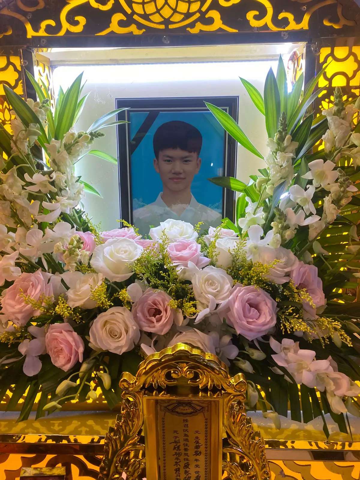 con trai của bố mẹ mãi mãi tươi trẻ ở tuổi 18 . mong con sang thế giới bên kia duoc an nhiên . bố mẹ mãi yêu con 🥲🥲🥲😭