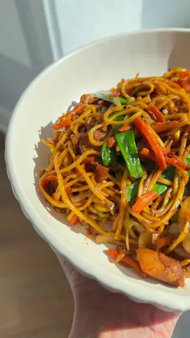 How did that get in there? @Foodi_ma  #EasyRecipe #ChowmeinRecipe #QuickDinnerIdeas #lunchideas #30minutemeals 