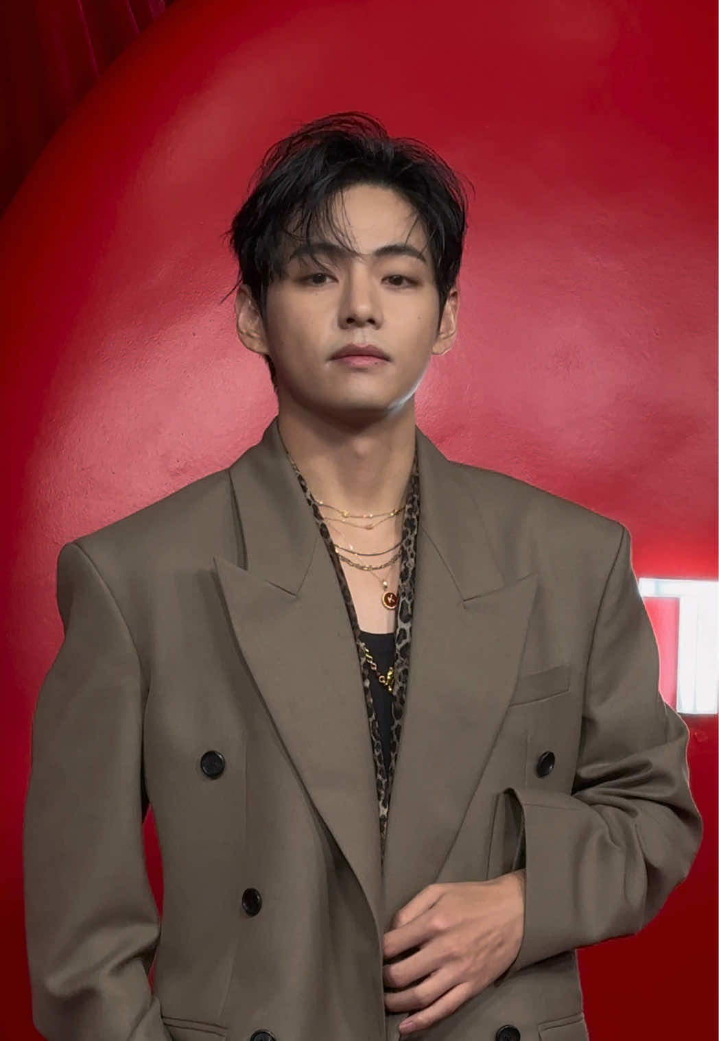 Ladies and gentleman … V ⭐️ #BTS #V @TIRTIR Inc. @BTS 