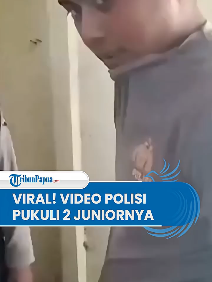 Rekaman memperlihatkan dua siswa SPN Kupang menjadi sasaran pemukulan oleh Seniornya. Bripda TTD, melayangkan pukulan kepada juniornya tanpa perlawanan. Publik pun bereaksi keras, menuntut tindakan tegas dan transparan dari kepolisian. Sementara itu, dua siswa yang menjadi korban, KLK dan JSU, telah menjalani pemeriksaan medis.  BACA SELENGKAPNYA papua.tribunnews.com dan tribunnews.com Follow us on Social Media Instagram: @tribunpapuaofficial TikTok: @tribunpapua Facebook: Tribun Papua Youtube: Tribun Papua