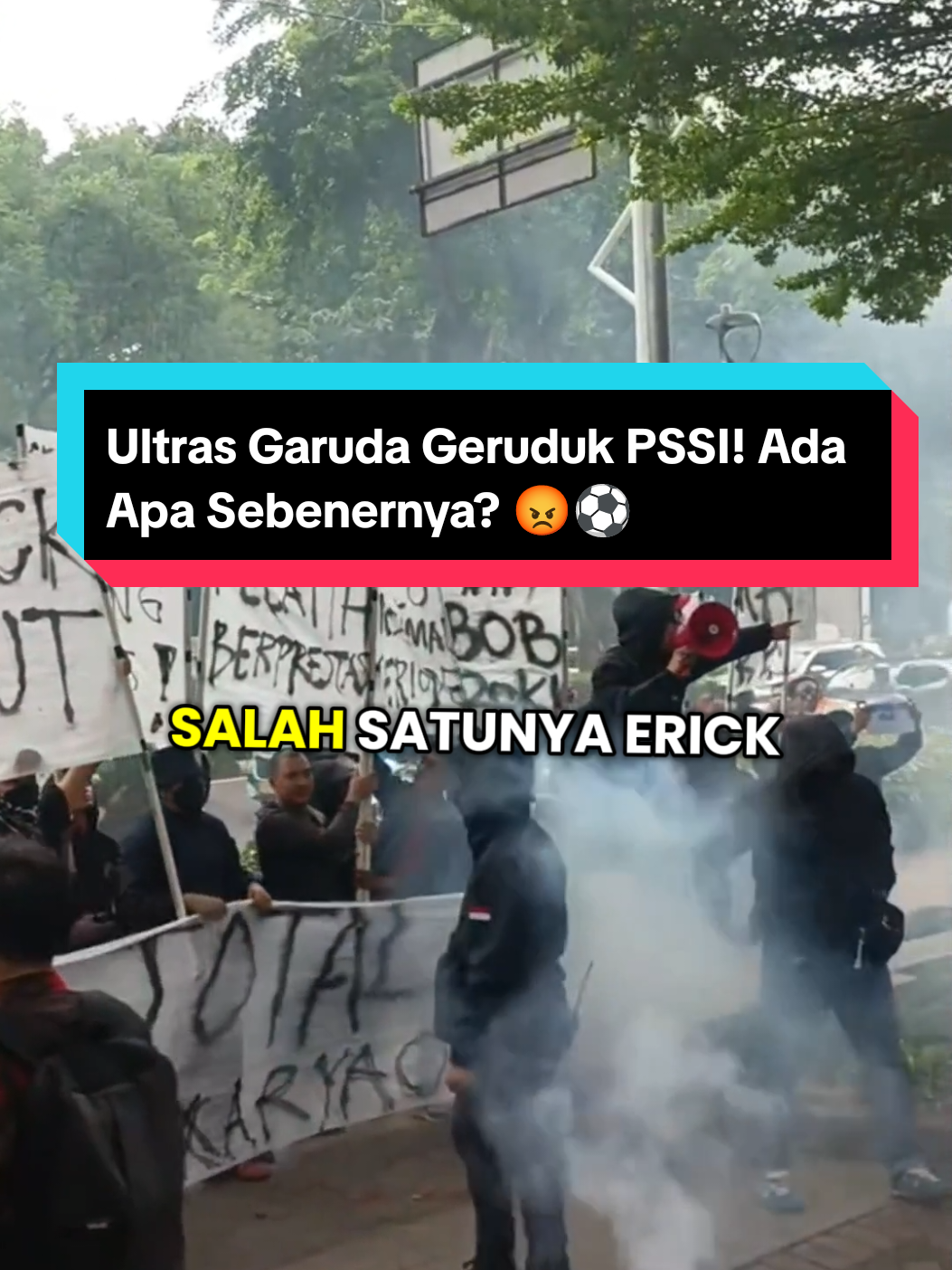 Ultras Garuda turun ke jalan bukan cuma marah-marah, tapi karena kecewa! Erik Thohir dituntut mundur, PSSI dianggap makin politis, dan suporter udah gak sabar lagi. Apakah ini cuma protes, atau ultimatum terakhir dari rakyat sepak bola? #UltrasGaruda #PSSI #fyp  #ErikThohir #tiktok 