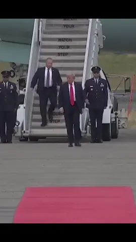 He has a job to do, and he’ll do it on bended knee, thank you for your service. 😮 #djt #donnylovesbubba #dirtydon #clinton #billclinton