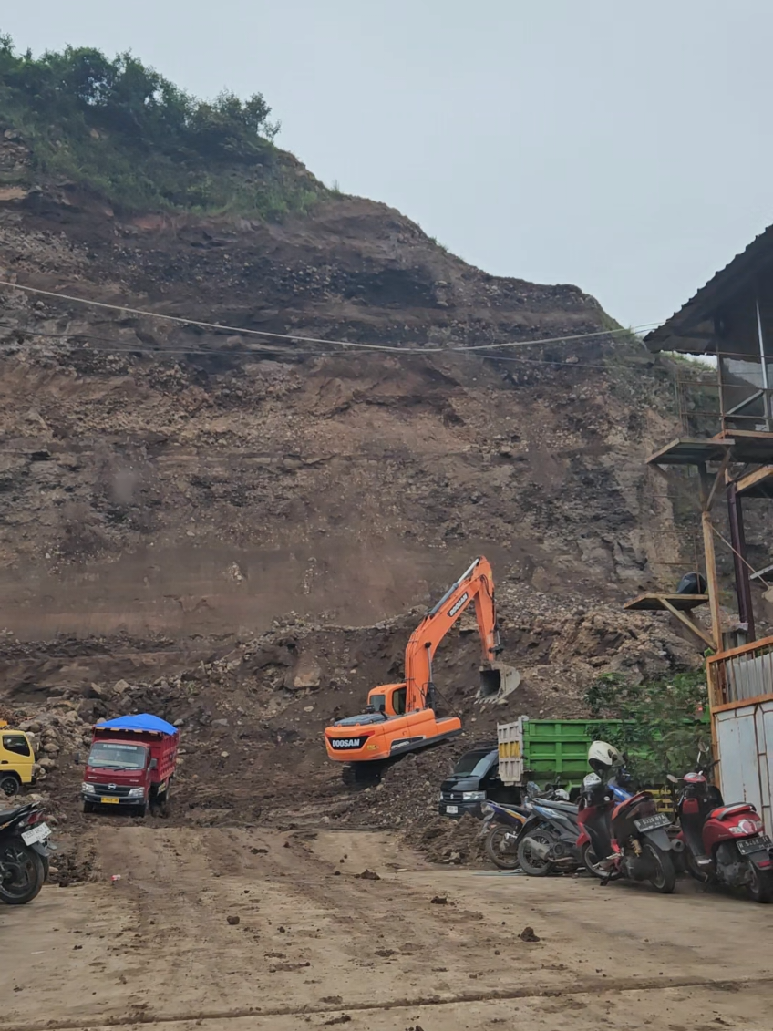 Dugaan Pelanggaran di Galian C Kalialang: Longsor, Izin Dipertanyakan, dan Saling Lempar Tanggung Jawab  SEMARANG — Di tengah komitmen pemerintah pusat untuk menertibkan aktivitas pertambangan dan memperketat perlindungan lingkungan, dugaan pelanggaran pada kegiatan galian C yang dikelola PT PMH di Kalialang, Kelurahan Sukorejo, Kecamatan Gunungpati, Kota Semarang, kembali menjadi perhatian publik.  Longsor yang terjadi pada Selasa (11/11/2025) menimbulkan kekhawatiran warga dan membuka berbagai tanda tanya terkait legalitas aktivitas tambang tersebut.  Kawasan Kalialang diketahui termasuk zona hijau atau daerah resapan air, sehingga secara tata ruang sebenarnya memiliki fungsi konservasi dan tidak diperuntukkan bagi aktivitas pertambangan berskala besar.  Warga setempat mengaku heran bagaimana izin tambang di lokasi tersebut dapat terbit, mengingat fungsi ekologis kawasan yang sangat vital. Mereka menduga terdapat ketidaksesuaian antara dokumen izin PT PMH dengan kondisi di lapangan.  “Saya yakin kalaupun izinnya ada, pelaksanaannya tidak sesuai prosedur. K3-nya buruk, hampir tidak pernah terlihat insinyur penanggung jawab di lokasi seperti yang tertera di dokumen,” ujar salah seorang warga yang meminta identitasnya dirahasiakan.  Selain itu, warga menilai aktivitas penggalian material dilakukan secara tidak terkontrol hingga menyebabkan lereng mudah runtuh. Longsor yang terjadi beberapa waktu lalu disebut sebagai bukti buruknya pengelolaan lokasi tambang.  Truk-truk pengangkut material yang keluar-masuk lokasi galian juga disebut sering membawa muatan berlebih, sehingga diduga mempercepat kerusakan jalan di wilayah Gunungpati.  Sejumlah informasi yang beredar menyebut bahwa salah satu pihak yang diduga memiliki hubungan dengan PT PMH adalah seseorang berinisial M, yang juga diduga memiliki usaha SPBU dan menjadi mitra angkutan Patra Niaga di Semarang. Hingga laporan ini diturunkan, pihak yang bersangkutan belum memberikan klarifikasi terkait dugaan tersebut.  Warga mendesak pemerintah untuk melakukan pemeriksaan menyeluruh, meliputi proses terbitnya izin tambang PT PMH keabsahan dokumen lingkungan (UKL–UPL), pemeriksaan tanda tangan persetujuan warga, evaluasi pajak dan kontribusi usaha, serta kemungkinan keterlibatan oknum pejabat atau pihak lain dalam penerbitan izin.  “Kalau ini memang kawasan resapan air, bagaimana bisa ada izin tambang? Kami ingin semua prosesnya dibuka,” tegas warga.  Upaya konfirmasi kepada pejabat pemerintah daerah belum menghasilkan kejelasan. Dinas ESDM dan Dinas Tata Ruang Prov Jateng saling lempar tanggung jawab. Ketidakjelasan ini memperkuat dugaan bahwa proses perizinan PT Praba Mas Hill tidak dilakukan secara transparan dan terkoordinasi.  Dengan mempertimbangkan risiko longsor, kerusakan lingkungan, dan dampak terhadap keselamatan masyarakat, warga menuntut audit menyeluruh terhadap operasional tambang PT PMH termasuk kesesuaiannya dengan tata ruang, K3, serta aturan pertambangan yang berlaku.  (*) #proyek #galian #tambang #semarang #longsor 