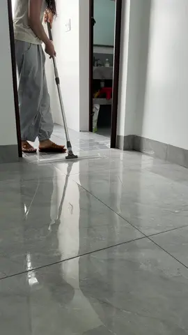 Mùa nồm ẩm mùa mưa thì không thể thiếu cây gạt nước đúng không các bác 🤭#nhaxoaiiu #review #caygatnuoc #videoviral #caygatnuocsannha 