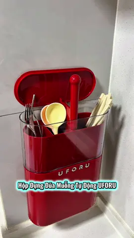 Lắp đặt một chiếc giá để đũa có thể điều chỉnh độ cao như thế này trong bếp thật tiện lợi! Nó được gắn trên tường, không chiếm diện tích và trông cũng rất đẹp mắt!! #hopdungduamuong #hopdungduatreotuong #giadungnhabep #thietthuc #jizonguyen 