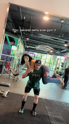 Kalau ga ngangkat beban, ya giliran aku diangkat heehe 😇