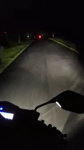 kata gue mah gas jir yg kenceng ekorin motor yg depan, cowo gue dengan santai nya belaan bawa motor nge zig zag gini. sambil blg 