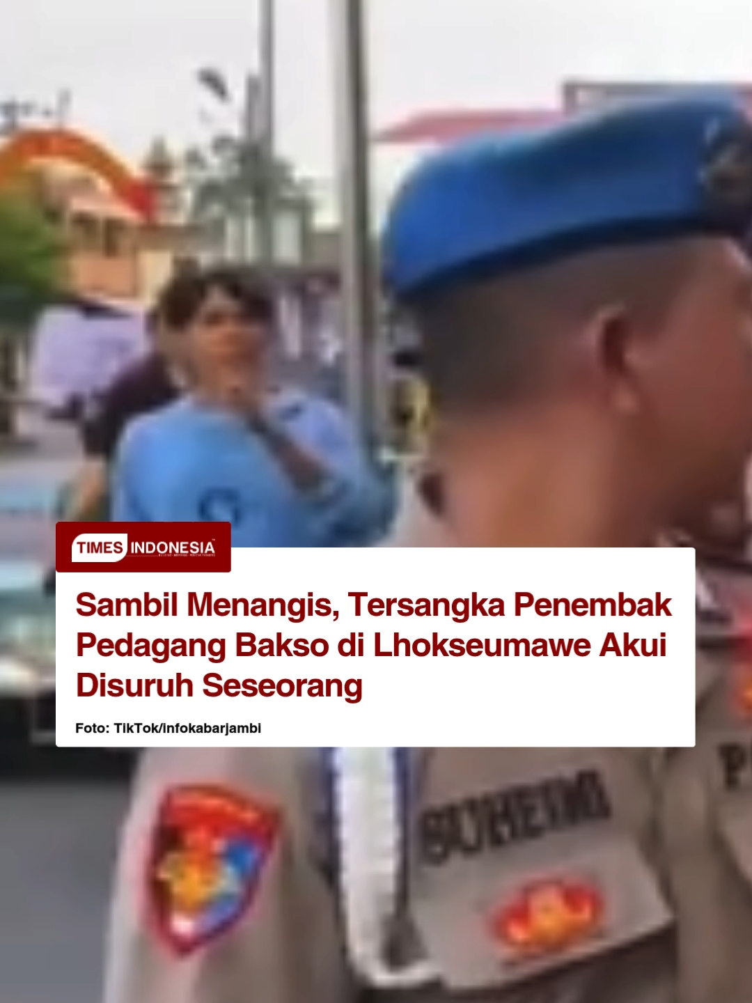 Tersangka pembunuhan pedagang bakso Muhammad Nasir akhirnya buka suara saat digiring polisi menuju tahanan pada Senin malam. A, yang ditangkap di Bireuen, menyatakan bahwa ia disuruh menembak korban dan meminta wartawan ikut mengungkap pihak lain. “Tolong dibahas pak, semua pelakunya, dan semua yang menyuruh saya pak,” ucapnya sambil menangis. Polisi menyebut kasus ini tidak berhenti pada A saja. Kapolres Lhokseumawe menjelaskan bahwa ada tersangka lain berinisial R yang masuk daftar pencarian orang. R disebut sebagai orang yang memberikan senjata api kepada A. Pencarian kini diperluas hingga Sumatera Utara dan luar negeri karena A diduga hendak kabur ke Singapura. Dalam waktu tiga hari, polisi berhasil mengungkap rangkaian awal kasus ini yang menewaskan Muhammad Nasir di dekat rumahnya. Dengan perkembangan ini, publik masih menunggu siapa sebenarnya yang berada di balik perintah penembakan tersebut.  FAB #pembunuhannasir #lhokseumawe #acehutara #kasuspenembakan #polreslhokseumawe #dpoaceh #kriminalaceh