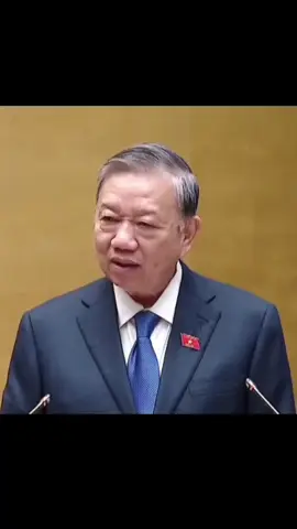 Sáng nay (15/11), Hội đồng bầu cử Quốc gia tổ chức Hội nghị toàn quốc triển khai công tác bầu cử đại biểu Quốc hội khóa XVI và đại biểu Hội đồng nhân dân các cấp nhiệm kỳ 2026-2031 theo hình thức trực tiếp kết hợp trực tuyến đến các điểm cầu cấp tỉnh, cấp xã của 34 tỉnh, thành phố trong cả nước. Tham dự Hội nghị, tại điểm cầu chính (Phòng họp Diên Hồng, Nhà Quốc hội) có Tổng Bí thư Tô Lâm; Chủ tịch nước Lương Cường; Chủ tịch Quốc hội, Chủ tịch Hội đồng bầu cử quốc gia Trần Thanh Mẫn; Thường trực Ban Bí thư Trần Cẩm Tú; các đồng chí Ủy viên Bộ Chính trị, Bí thư Trung ương Đảng; các đồng chí Ủy viên Trung ương Đảng; lãnh đạo các ban, bộ ngành Trung ương, cơ quan, đơn vị;… Tại điểm cầu các tỉnh, thành phố có các đồng chí trong Ban chỉ đạo bầu cử, Ủy ban bầu cử cấp tỉnh; Thường trực Hội đồng nhân dân, Lãnh đạo Ủy ban Mặt trận Tổ quốc Việt Nam, Văn phòng tỉnh ủy, thành ủy, Văn phòng Đoàn đại biểu Quốc hội và Hội đồng nhân dân, Văn phòng Ủy ban nhân dân, lãnh đạo các Ban xây dựng Đảng. #tolam #luongcuong #phanvangiang  #fyp #xuhuong 