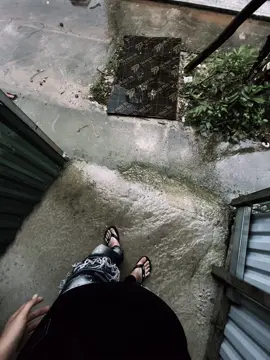 「愛讓我們的心迷失，那些甜蜜的瞬間隨著時間的流逝而消逝。我曾相信愛是永恆的，但如今看來，它只是生命中的一瞬，短暫而脆弱。我愛過，我期盼過，但那愛就像雲朵，在我們再也無法相見時消散。tình yêu là. 