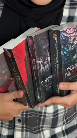 Minat buku seram?🥶Anda wajib baca koleksi ni🤯 Saya warning awal2, buku ni memang buat bulu roma berdiri!! Beli dekat beg kuning kalau berani😏  #koleksiseram#novelseram #bukuseram #hantu 